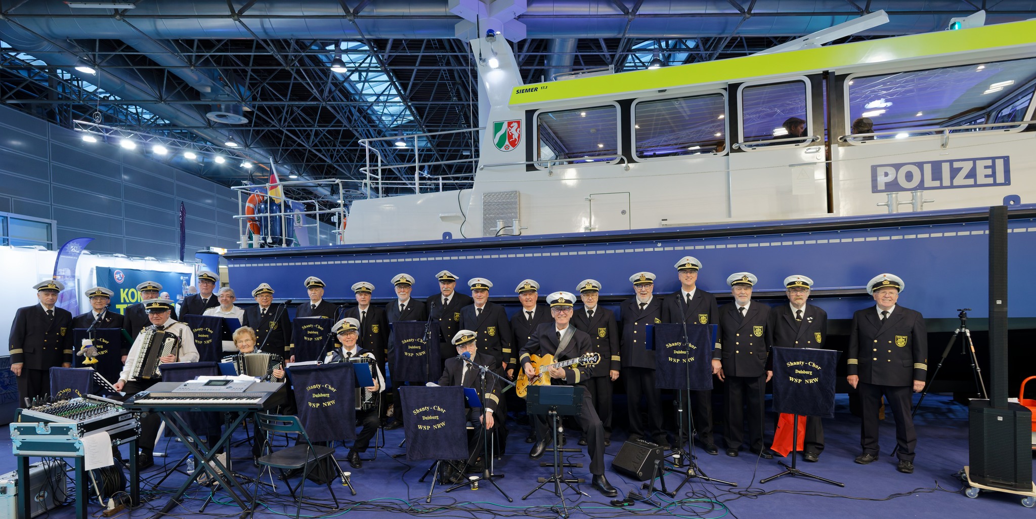 polizei musikgruppe mit boot